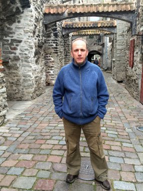Adam, turist, Catharina Lane. Tallinn, Estonya