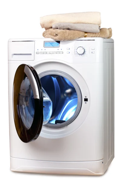 La machine à laver avec une porte ouverte et du linge — Photo