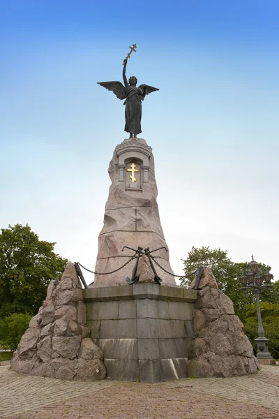 Monument to crew of the sunk Russian battleship "Mermaid" in Tallinn, Estonia. Monument sculpted by Amandus Adamson, erected on 1902 in Kadrior — Stock Photo, Image