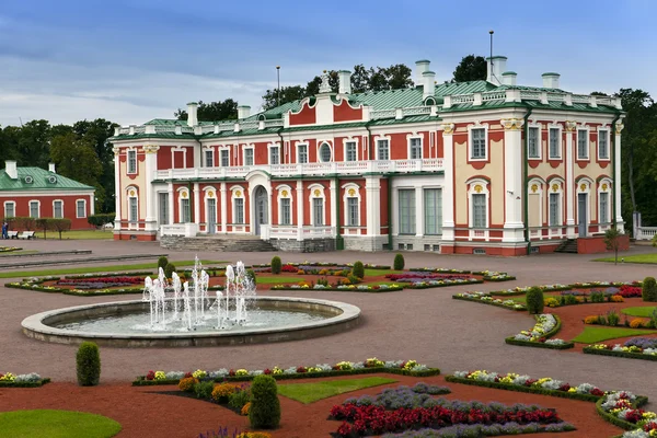 Fontenen før palasset Kadriorg ved Kadriorg Park, i Tallinn, Estland – stockfoto