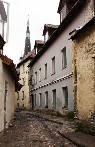 Vieilles maisons dans les rues de la vieille ville. Tallinn. Estonie — Photo