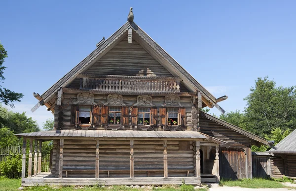 Antigua cabaña de troncos en un claro bosque. Rusia — Foto de Stock