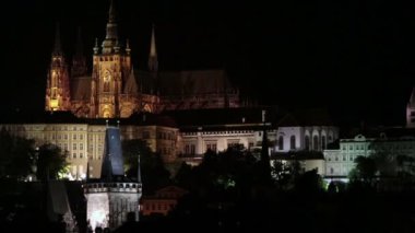 Güzel Cityscape Prag'ın gece Charles Köprüsü Karluv en Vltava Nehri üzerinde ve Prag Kalesi, Çek Cumhuriyeti