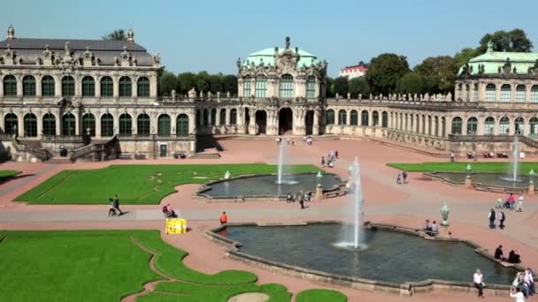 DRESDEN, ALEMANIA - 17 DE SEPTIEMBRE: Palacio de Zwinger, siglo XVIII - famoso edificio histórico el 17 de septiembre de 2014 en Dresde — Vídeo de stock
