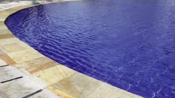 Belle surface d'eau dans la piscine — Video