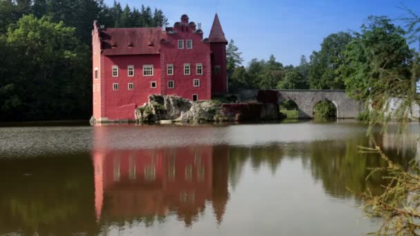 Cervena Lhota. Repubblica ceca. Castello sul lago — Video Stock