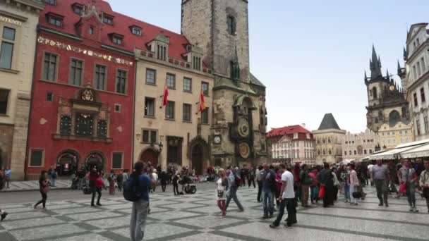 PRAGUE, REPÚBLICA CHECA - 16 de setembro de 2014: Praça da Cidade Velha com turistas ambulantes em 16 de setembro de 2014 em Praga, República Tcheca — Vídeo de Stock