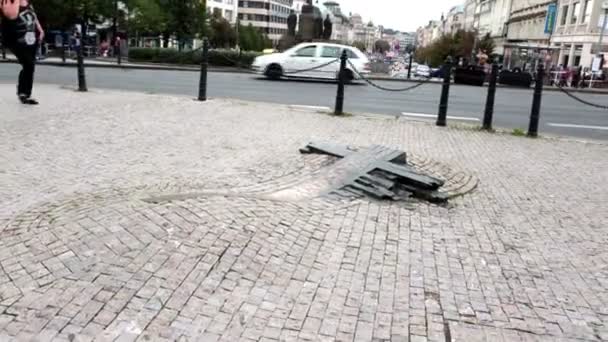 PRAGUE, REPÚBLICA CHECA - SETEMBRO 17, 2014: Vista de passos do museu nacional na Praça Venceslau (Vaclavske namesti) em 17 de setembro de 2014 em Praga, República Checa — Vídeo de Stock