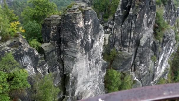 Bastei rotsformatie in Saksisch Zwitserland Nationaal Park, Duitsland — Stockvideo
