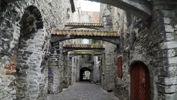 St. Catherine Passage - een kleine wandeling in de oude stad Tallinn, Estland — Stockvideo