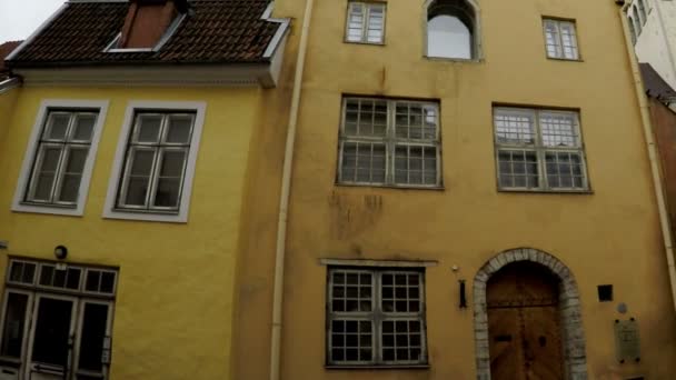 Oude huizen op de straten van de oude stad. Tallinn. Estland. — Stockvideo