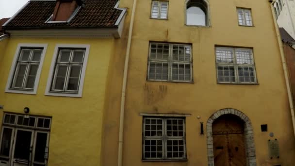 Vieilles maisons dans les rues de la vieille ville. Tallinn. Estonie . — Video