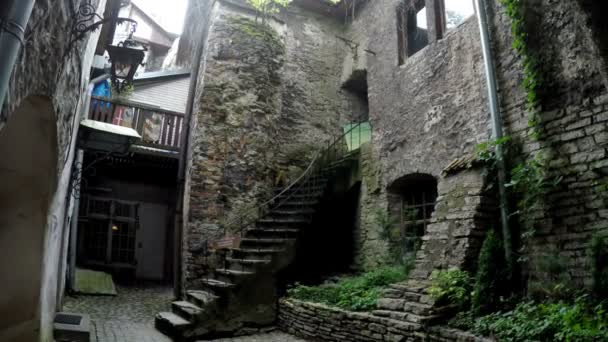 Il cortile del monastero domenicano nella città vecchia. Tallinn, Estonia — Video Stock