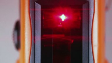 İnşaat için lazer ölçüm seviyesi çalışıyor