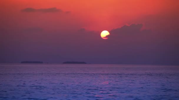 ดวงอาทิตย์ตกที่สดใสเหนือทะเล — วีดีโอสต็อก