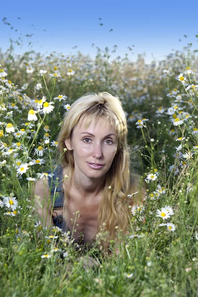 La giovane donna felice nel campo della camomilla — Foto Stock