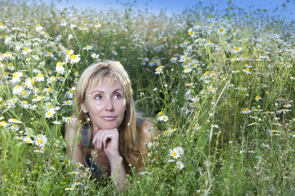 The happy young woman in the field  of camomile — Stock Photo, Image