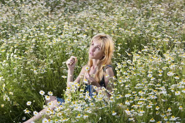 Wanita muda yang bahagia di lapangan camomile — Stok Foto