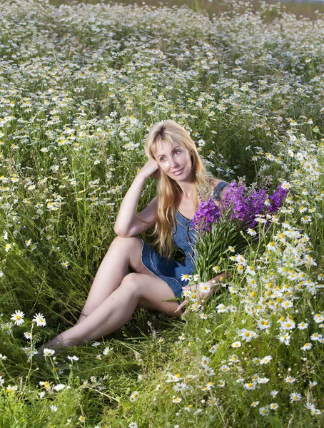 The happy young woman in the field  of camomile — Stock Photo, Image