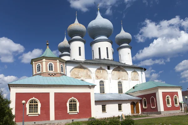 Тихвінської Божої Матері Успенський монастир, Руської Православної (Tihvin, Санкт-Петербург область, Росія — стокове фото