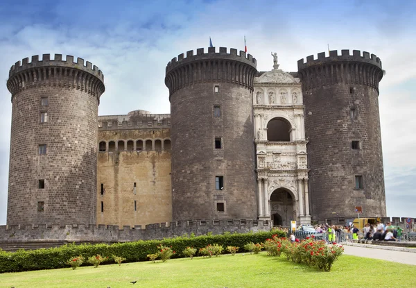 新堡 （新城堡） 或城堡的东侧堡在那不勒斯，意大利. — 图库照片