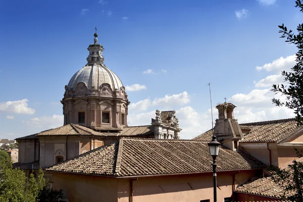 Chiesa vicino alle rovine del foro Traiano a Roma — Foto Stock