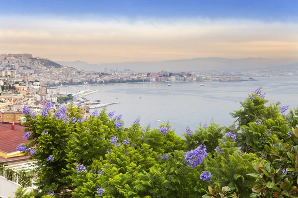 Italy. A bay of Naples. View of the city on top — Stock Photo, Image