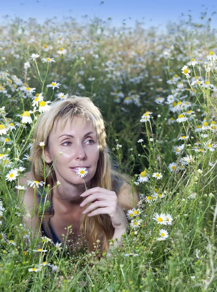 La jeune femme heureuse dans le domaine de la camomille — Photo