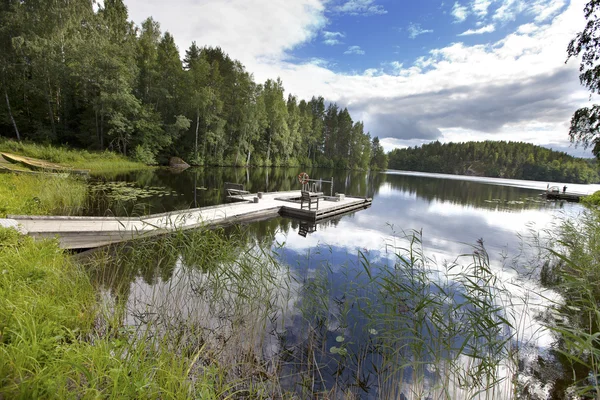 Kotvení na lesní jezera. Finsko — Stock fotografie