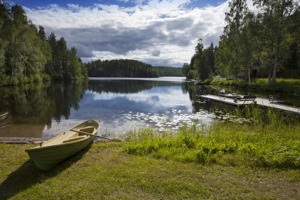 Boat on the bank of the forest lake. Finlan — Stock Photo, Image