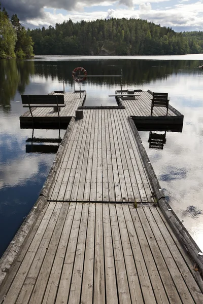 L'ormeggio sul lago della foresta. Finlandia — Foto Stock