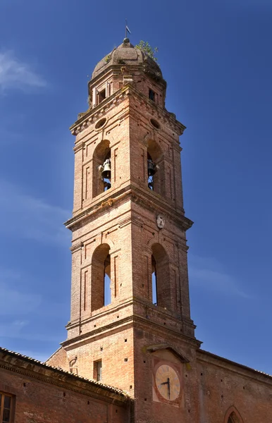 Glockenturm auf einem antiken Gebäude in Siena, Italien — Stockfoto