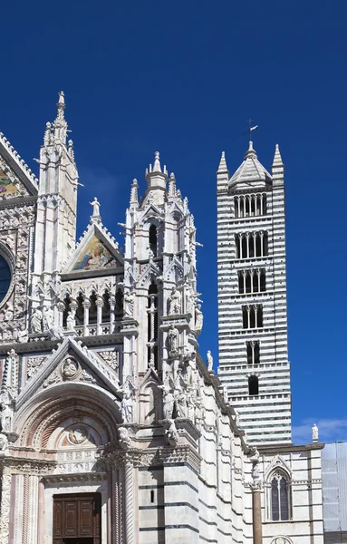 Fragment av Sienas katedral i en solig dag, Toscana, Italien — Stockfoto