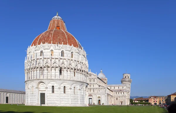 The Baptistry and the Leaning Tower in Cathedral Square in Pisa, Italy — Stock Photo, Image