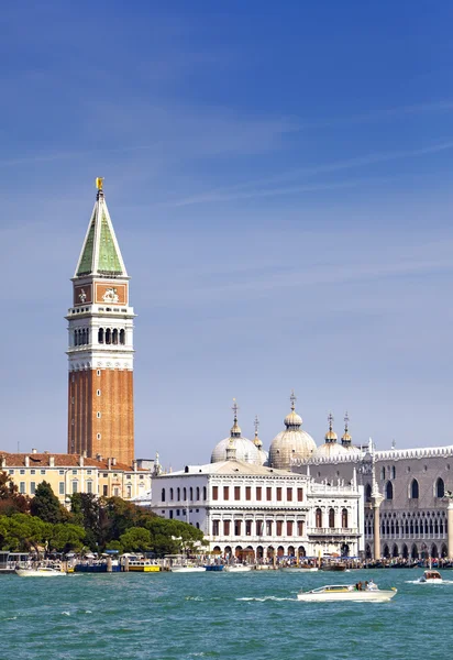 Pyhän Markuksen basilikan kellotorni ja Dogen palatsi, Venetsia, Italia — kuvapankkivalokuva