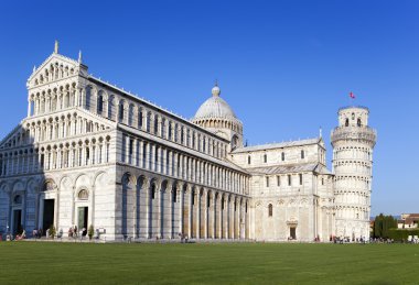 İtalya, pisa. Katedral Meydanı'nda kule, katedral ve yaslanmış
