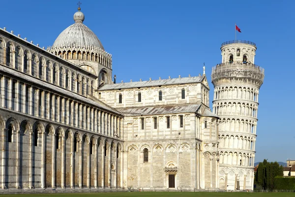 Italië, Pisa. De kathedraal en de scheve toren in kathedraal emissi — Stockfoto