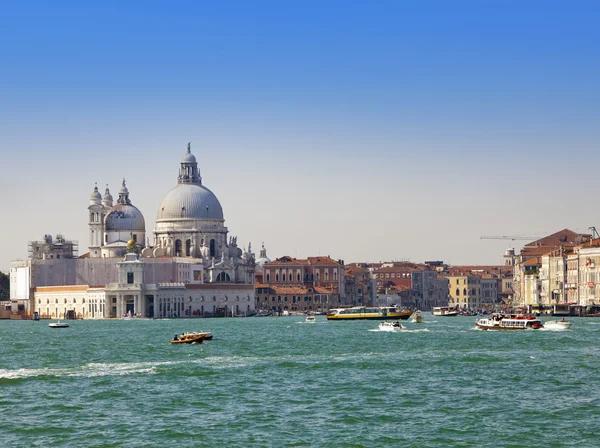 Grande Canal com barcos e Basílica de Santa Maria della Salute, Veneza, Itália — Fotografia de Stock