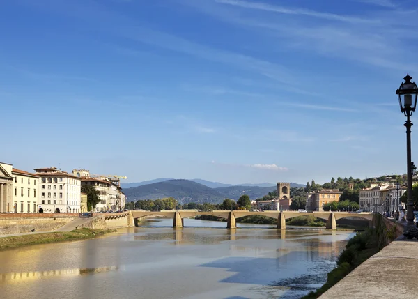 View Floransa. arno Nehri üzerinde köprü — Stok fotoğraf