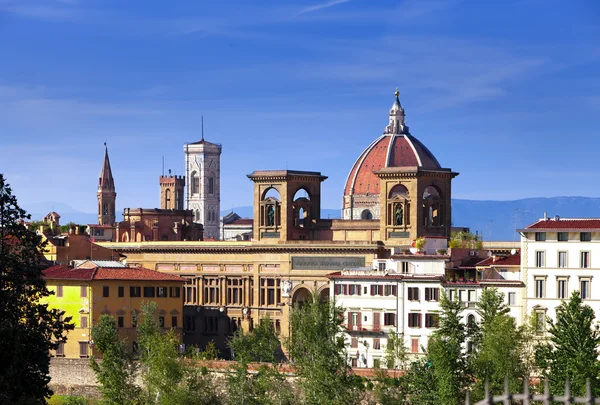 Włochy. We Florencji. Starożytne domy i katedry Santa Maria del Fiore — Zdjęcie stockowe