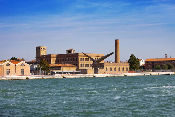 Venedig, Italien. Gamla industribyggnader på packa ihop av kanalen. — Stockfoto