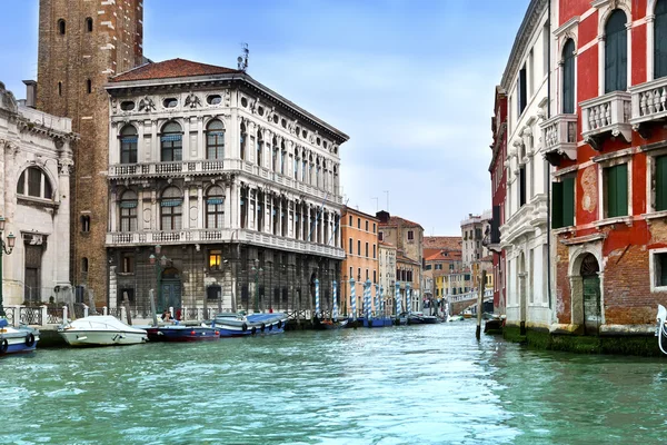 Venezia. Italia. Luminosi edifici antichi a riva Canal Grand — Foto Stock