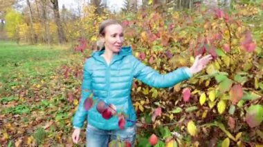 sonbahar Park'ta güzel bir kadın