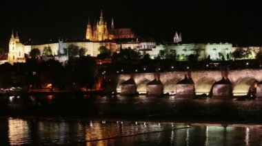 Güzel Cityscape Prag'ın gece ile Charles Köprüsü Karluv en Vltava Nehri üzerinde