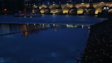 Güzel Cityscape Prag'ın gece Charles Köprüsü Karluv en Vltava Nehri üzerinde ve Prag Kalesi, Çek Cumhuriyeti