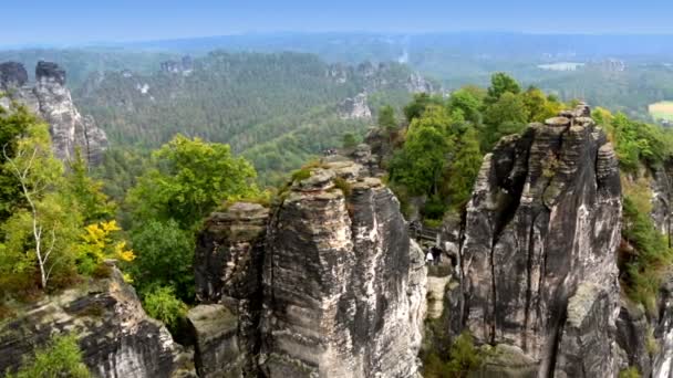 Bastei klippformation i nationalparken saxiska Schweiz, Tyskland — Stockvideo