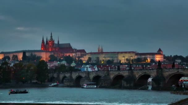 Hermoso paisaje urbano de Praga por la noche con el Puente de Carlos Karluv Más sobre el río Moldava y el Castillo de Praga, República Checa — Vídeos de Stock