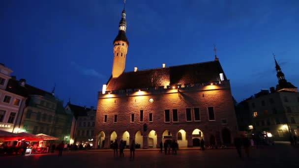 Praça da Câmara Municipal na cidade velha em Tallinn, Estónia — Vídeo de Stock