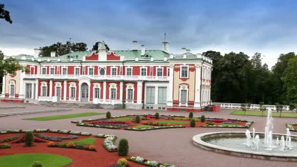 タリン、エストニアのカドリオルグ公園カドリオルグ宮殿. — ストック動画