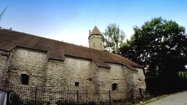 Torres medievales parte de la muralla de la ciudad. Tallin, Estonia — Vídeos de Stock